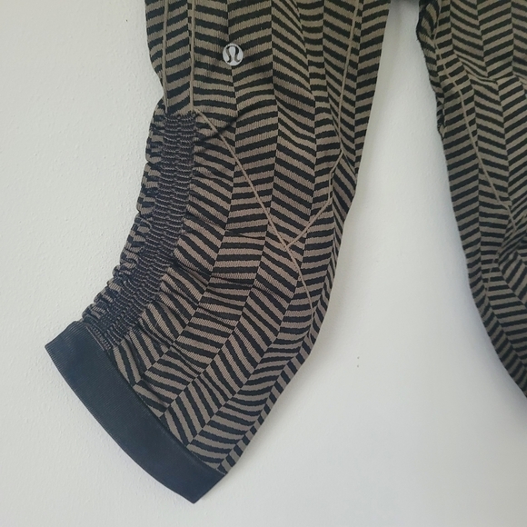Lululemon In The Flow Crop II Heathered Fatigue Green chevron size 6 - Picture 8 of 9